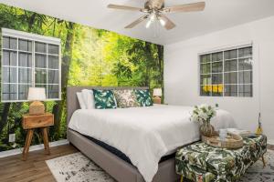 a bedroom with a bed and a green wall at October Sale! 35 Off- Near Lax, Parking Wifi in Los Angeles