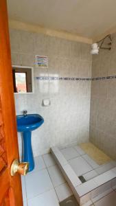 ein Badezimmer mit blauem Waschbecken und Dusche in der Unterkunft Casa de campo - Flor del valle in La Paz + 4 Fotos