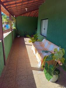 Una habitación con una cama en una pared verde. en Hospedagen Casa Verde, en Búzios