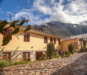 a house on the side of a cobblestone street at Hotel Valle Mistico in Ollantaytambo