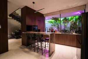 una cocina con barra con pecera en Villa Blue Sapphire, en Kerobokan