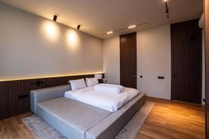Un dormitorio con una cama grande con sábanas blancas. en Villa Blue Sapphire, en Kerobokan