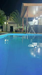 Πισίνα στο ή κοντά στο a Casa Paradisiaca lll Luxo Com Sinuca e Lavanderia com Roupa de Cama e Toalhas