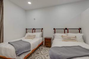 Giường trong phòng chung tại Boutique Condo on Nashville's Riverfront- EVE #201