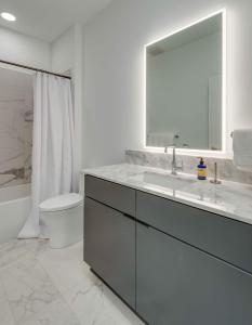 Phòng tắm tại Boutique Condo on Nashville's Riverfront- EVE #201 +17 ảnh