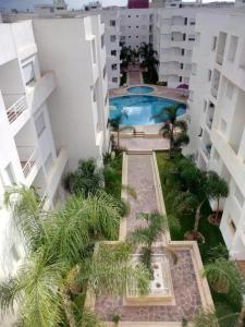 2P apartment, sea and pool في بوزنيقة: منظر جوي لمبنى به حوض سباحة