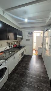 2P apartment, sea and pool في بوزنيقة: مطبخ مع حوض وغسالة أطباق