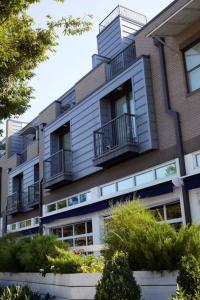 Edificio en el que se encuentra el apartahotel 6 fotos más