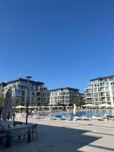 eine Gruppe von Apartmenthäusern neben einem Wasserkörper in der Unterkunft Sea Breeze Polo Residences - One bedroom apartment in Nardaran