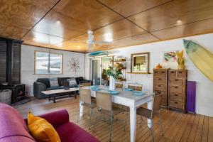 Χώρος καθιστικού στο Ma Te Kokorou - pet-friendly Huskisson pool escape