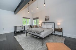 Giường trong phòng chung tại Luxury Tobermory Retreat Modern Home Hot Tub