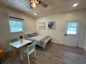 a bedroom with a bed and a table and a table sidx sidx sidx at Beautifully Renovated Studio 2 Miles From Marina! in Winchester