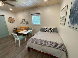 a bedroom with a bed and a table and a dining room at Beautifully Renovated Studio 2 Miles From Marina! in Winchester