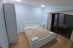 ein Schlafzimmer mit einem großen Bett und einem Spiegel in der Unterkunft MV Cottages in Tsemi