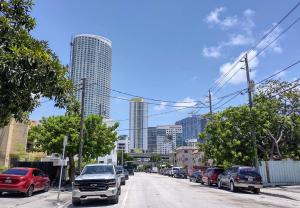 una calle de la ciudad con coches aparcados al lado de una carretera en Vacation Apt Walkable To Brickell & Calle 8, en Miami