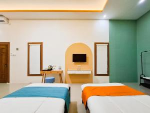 Ένα ή περισσότερα κρεβάτια σε δωμάτιο στο Sans Hotel Syariah Purnama Nganjuk