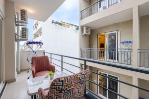 Balkón nebo terasa v ubytování Limewood Stay 2 BHK Service Apartment Near Artemis Hospital