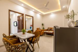 Posezení v ubytování Limewood Stay 2 BHK Service Apartment Near Artemis Hospital