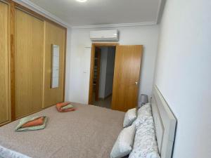 ein Schlafzimmer mit einem Bett mit zwei Kissen darauf in der Unterkunft Casa Nova WINTER: Casa costera en San Juan de los Terreros - ES-376-38 in Pulpí + 19 Fotos