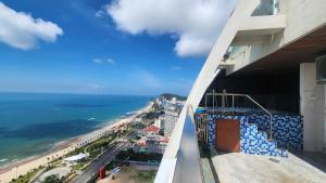 una vista de la playa desde el balcón de un edificio en Khách sạn San Hô Vũng Tàu (Coral Hotel), en Vung Tau