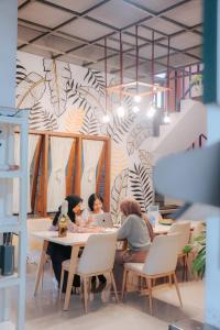 a group of people sitting at a table with laptops at BYTE Bed and Breakfast in Timuran