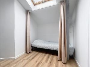 une chambre avec un lit dans le coin d'une pièce dans l'établissement La Capsule Colocation Appartement partagé à deux personnes maximum, à Rouen