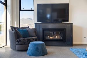 Un televizor și/sau centru de divertisment la Frankton Retreat Modern 3BR with Lake Views