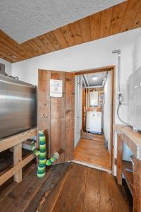 Habitación con suelo de madera y cocina. en Peace Garden Furano, en Nakafurano