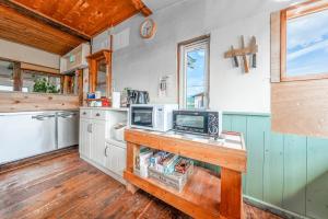 una cocina con encimera y microondas en Peace Garden Furano, en Nakafurano