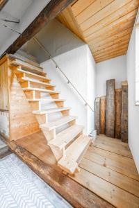 una escalera de madera en una habitación con suelo de madera en Peace Garden Furano, en Nakafurano 39 fotos más