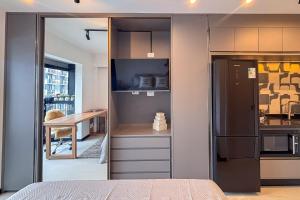 a small kitchen with a desk and a refrigerator at BSide Faria Lima Pinheiros in Sao Paulo