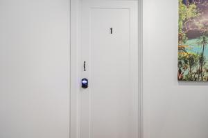 uma porta branca com uma imagem em cima em Room 1 - apartment 2 in a SHARED apartment em Montréal
