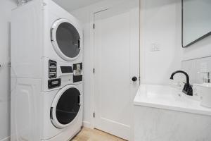 uma lavandaria branca com máquina de lavar e secar roupa em Room 1 - apartment 2 in a SHARED apartment em Montréal