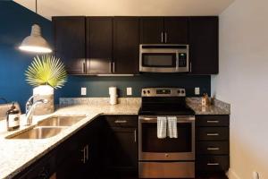 una cocina con fregadero y microondas en Heart Of 12 South, Near Downtown, Park Free - #3, en Nashville 11 fotos más
