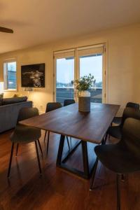 Una sala de estar con una mesa y sillas de madera. en Heart Of 12 South, Near Downtown, Park Free - #3, en Nashville