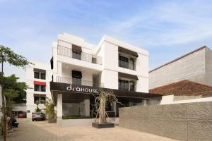 ein weißes Gebäude mit einem Schild mit der Aufschrift „Vergessenheit“ in der Unterkunft Cove Dra House in Jakarta