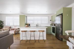 Η κουζίνα ή μικρή κουζίνα στο Serene Countryside Escape with Mountain Views