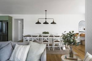 Χώρος καθιστικού στο Serene Countryside Escape with Mountain Views +11 φωτογραφίες