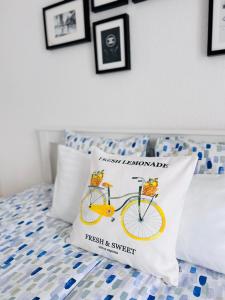 Belvárosi Stúdió Apartman في كيسكيميت: وسادة عليها صورة دراجة موضوعة على سرير +19 صورة