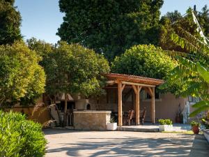 A garden outside Green Retreat