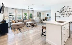 Una cocina y una sala de estar con un sofá y una mesa. en The Retreat at Santa Rosa Beach Bungalow C, en Destin