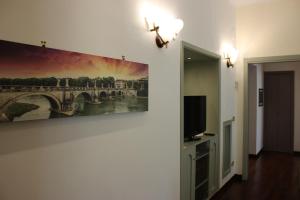 ローマにあるCasa Vacanze Voglia di Romaの壁に架け橋の絵画を描いた部屋