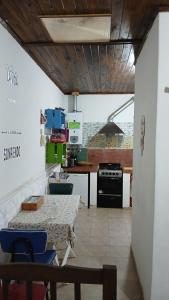 ティルカラにあるMonoambiente Tilcaraのテーブルと椅子とコンロのあるキッチン