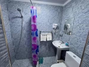 un baño con ducha y lavabo en Alibaba and 40 pirates house, en Khiva