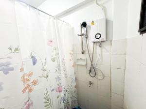a shower in a bathroom with a shower curtain at Warm House CNX ใกล้นิมมาน เมญ่า สันติธรรม in Chiang Mai +26 photos