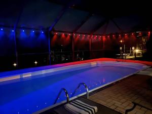 Bazén v ubytování House With A Boatyour Private Waterfront Resort nebo v jeho okolí