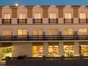 聖佩羅德姆的住宿－Hotel Miramar - São Pedro de Moel，晚上酒店外部的景色
