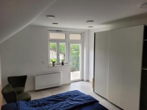 un dormitorio con una cama y una ventana en Kranj Leisure Apartment, en Kranj