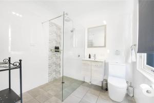 Ένα μπάνιο στο Blue Door Apartment - CBD Location, 2 Bed 2 Bath