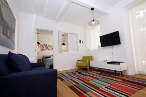 a living room with a blue couch and a tv at Near Templo Mayor Smart Tv Rooftop in Mexico City